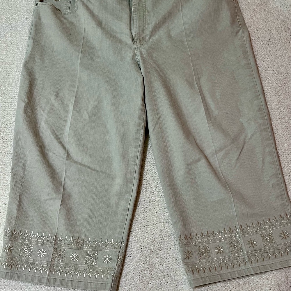 Gloria Vanderbilt Wide Leg Capris Embroidered Size 22W